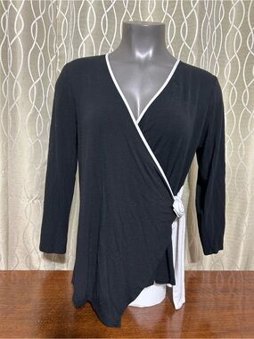 bobeau Black Wrap Top with White Trim and Side Knot